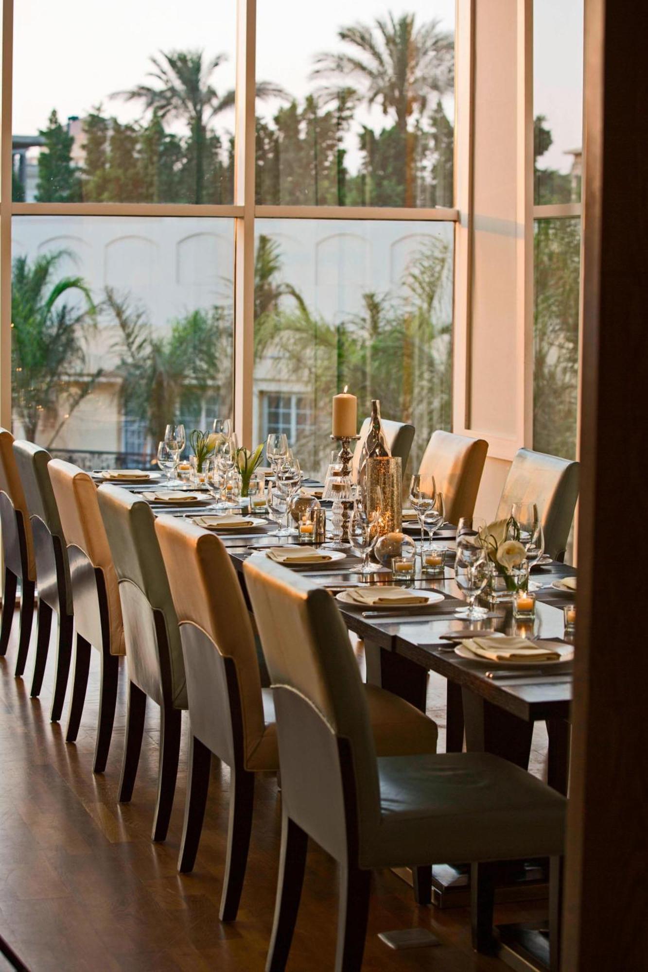 Renaissance Cairo Mirage City Hotel Esterno foto The private dining room at the restaurant