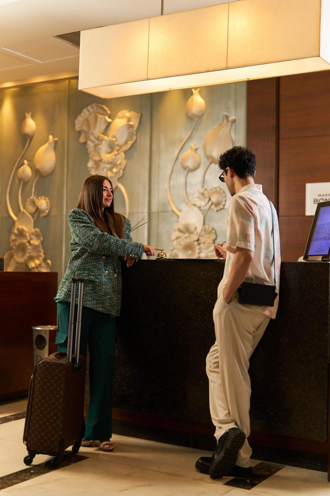 Renaissance Cairo Mirage City Hotel Esterno foto A hotel receptionist