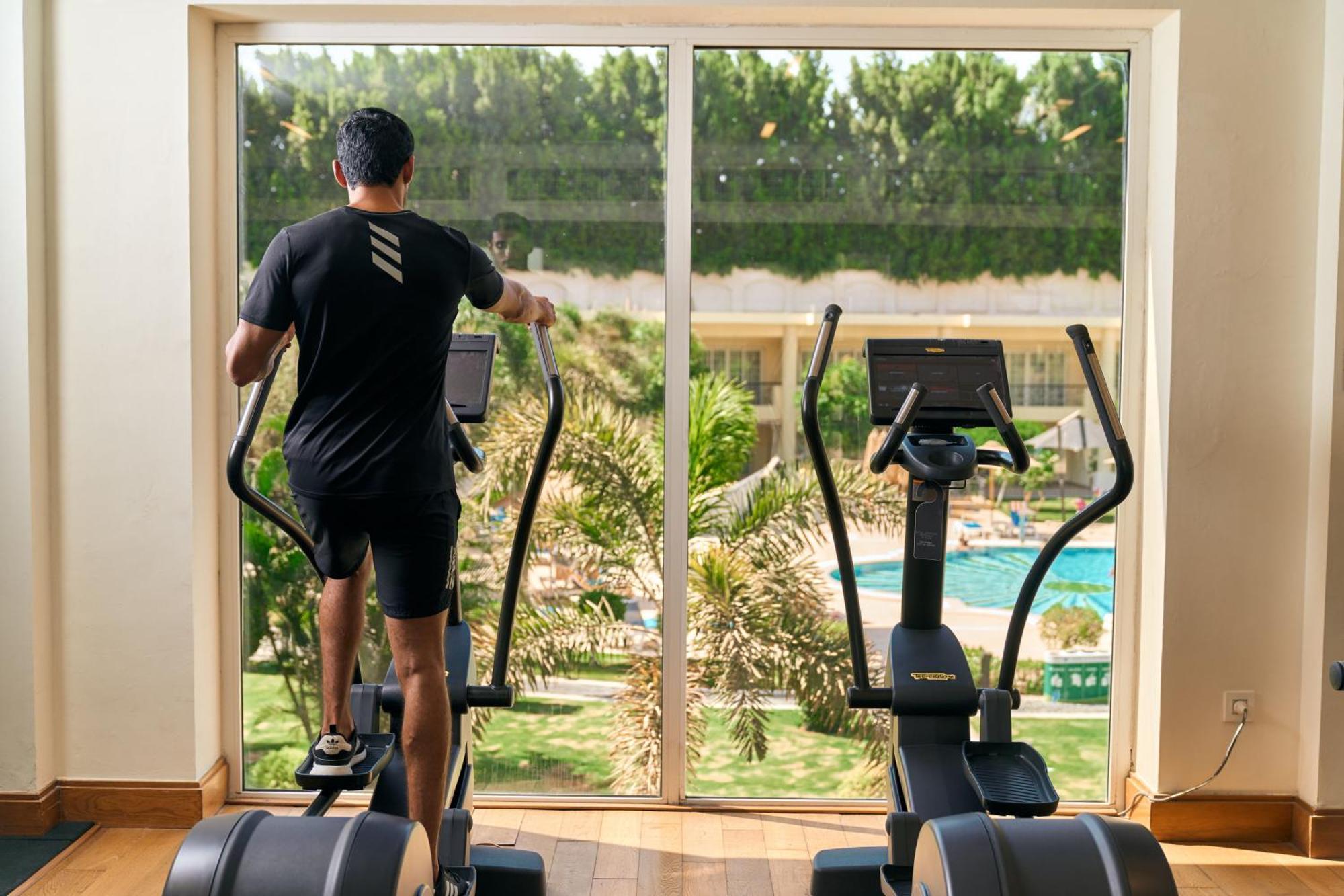 Renaissance Cairo Mirage City Hotel Esterno foto A man on an elliptical trainer