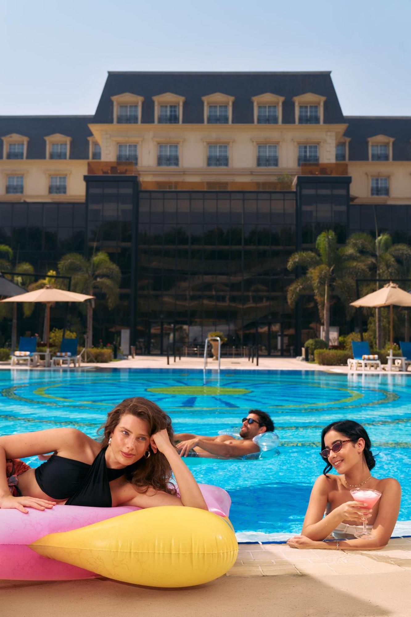 Renaissance Cairo Mirage City Hotel Esterno foto The pool at the hotel