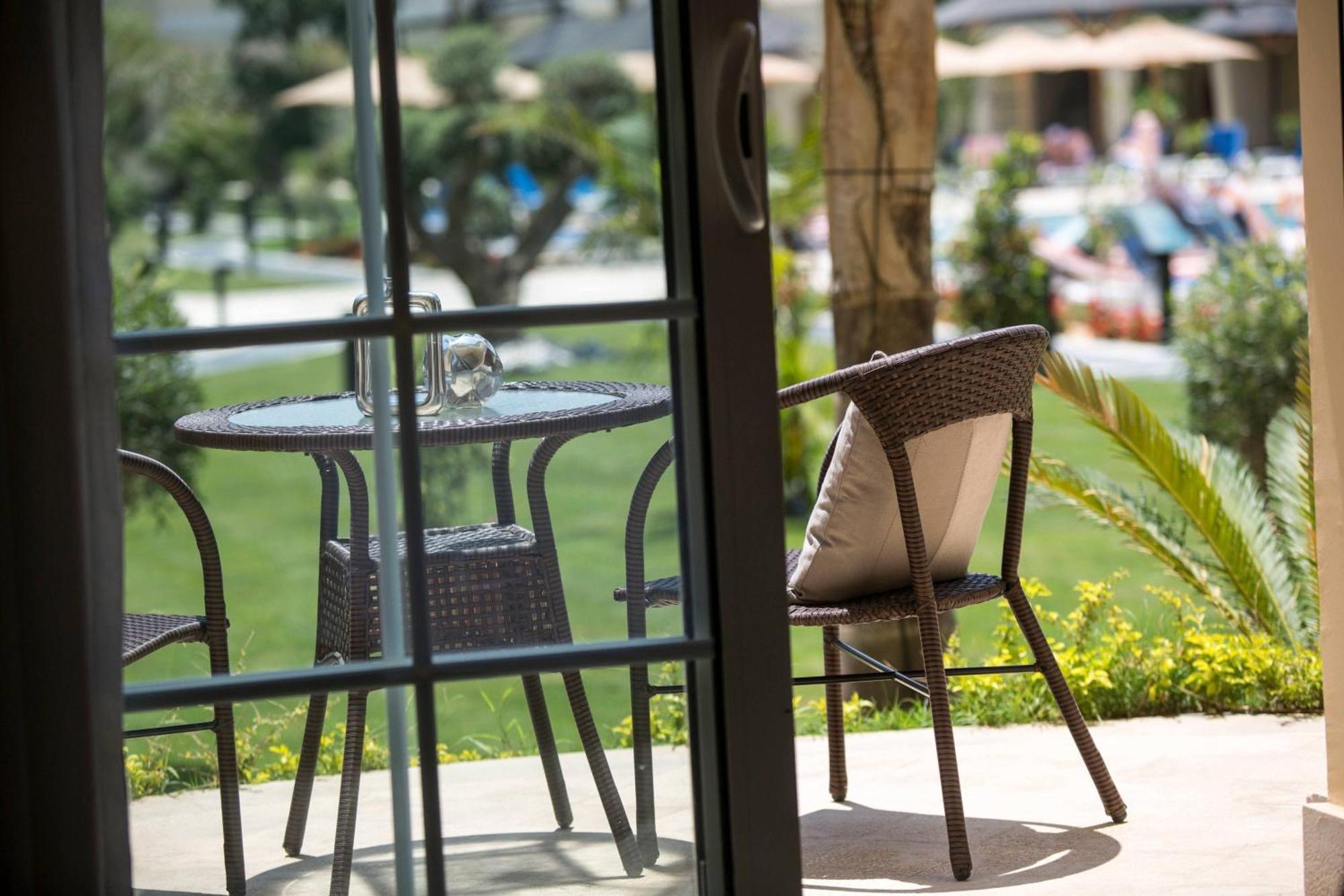 Renaissance Cairo Mirage City Hotel Esterno foto The hotel's garden