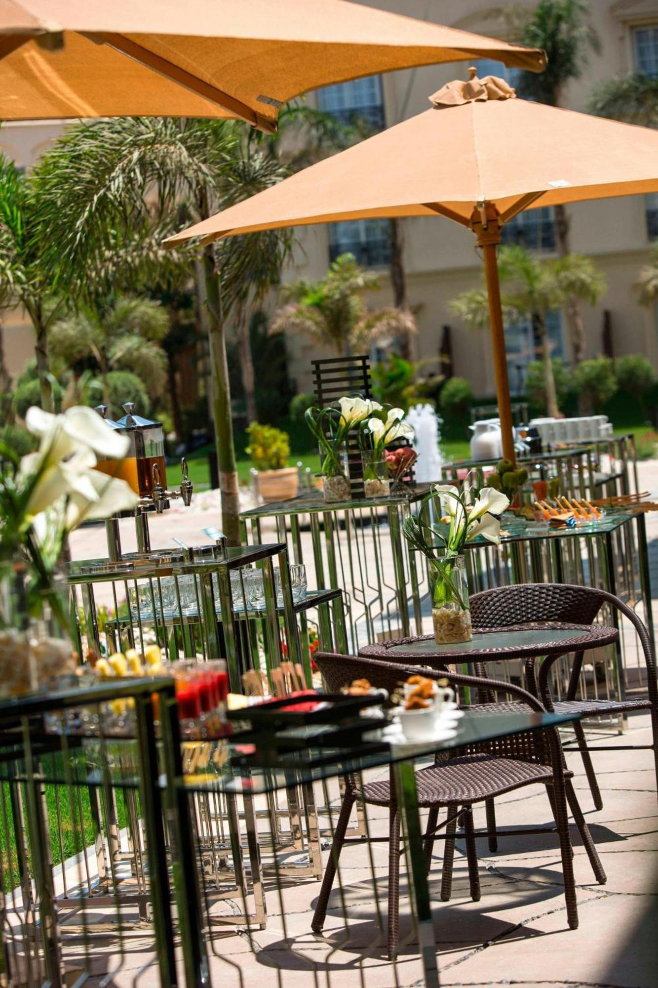 Renaissance Cairo Mirage City Hotel Esterno foto The hotel's outdoor café