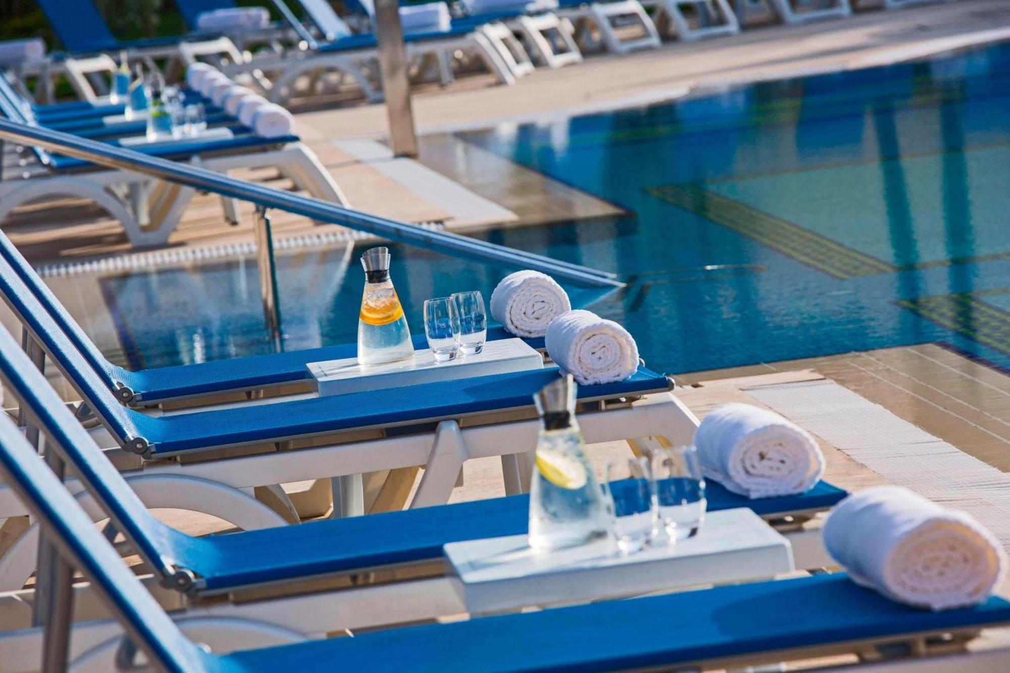 Renaissance Cairo Mirage City Hotel Esterno foto Pool at the Hotel